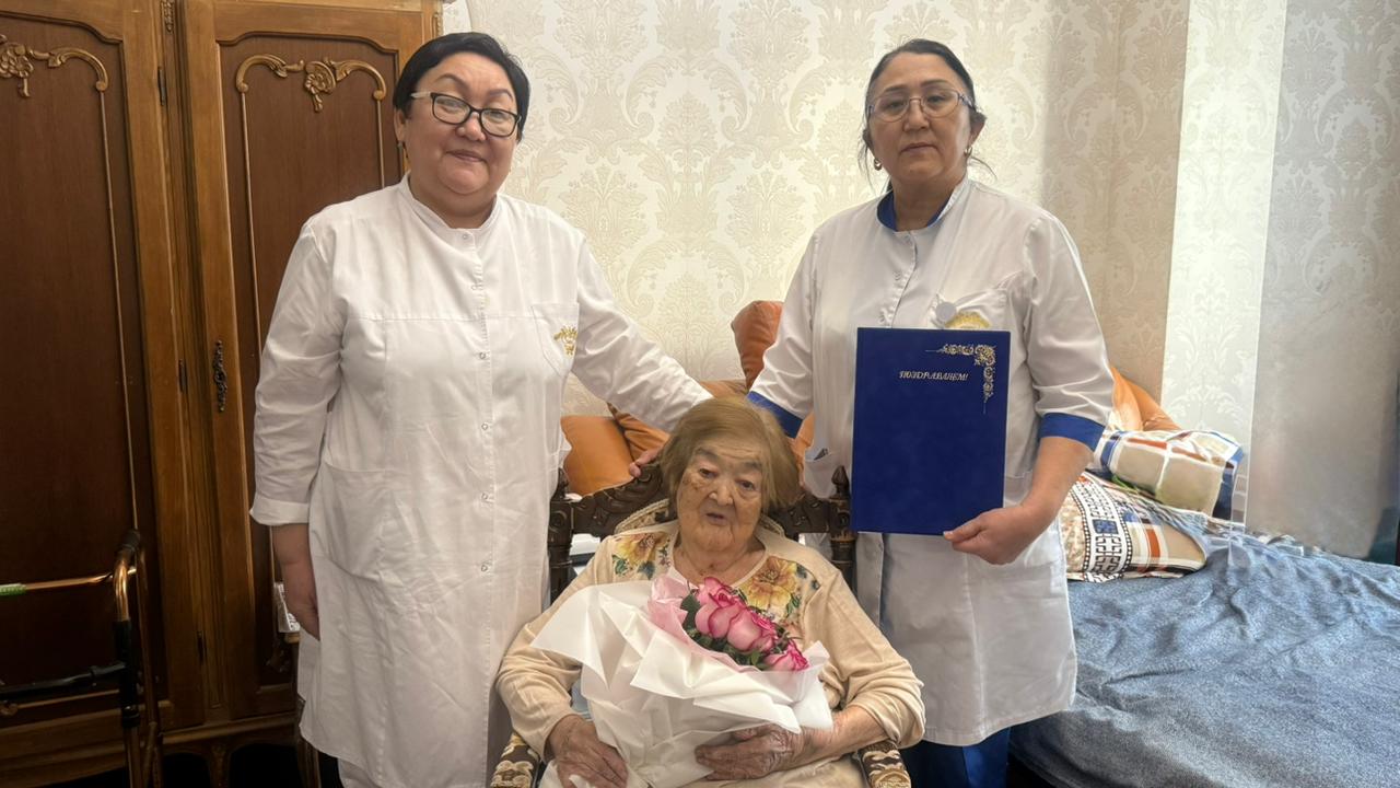 The Collective of the Medical Center Hospital of the President’s Affairs Administration of the Republic of Kazakhstan Congratulated a Medical Veteran on Her 100th Anniversary